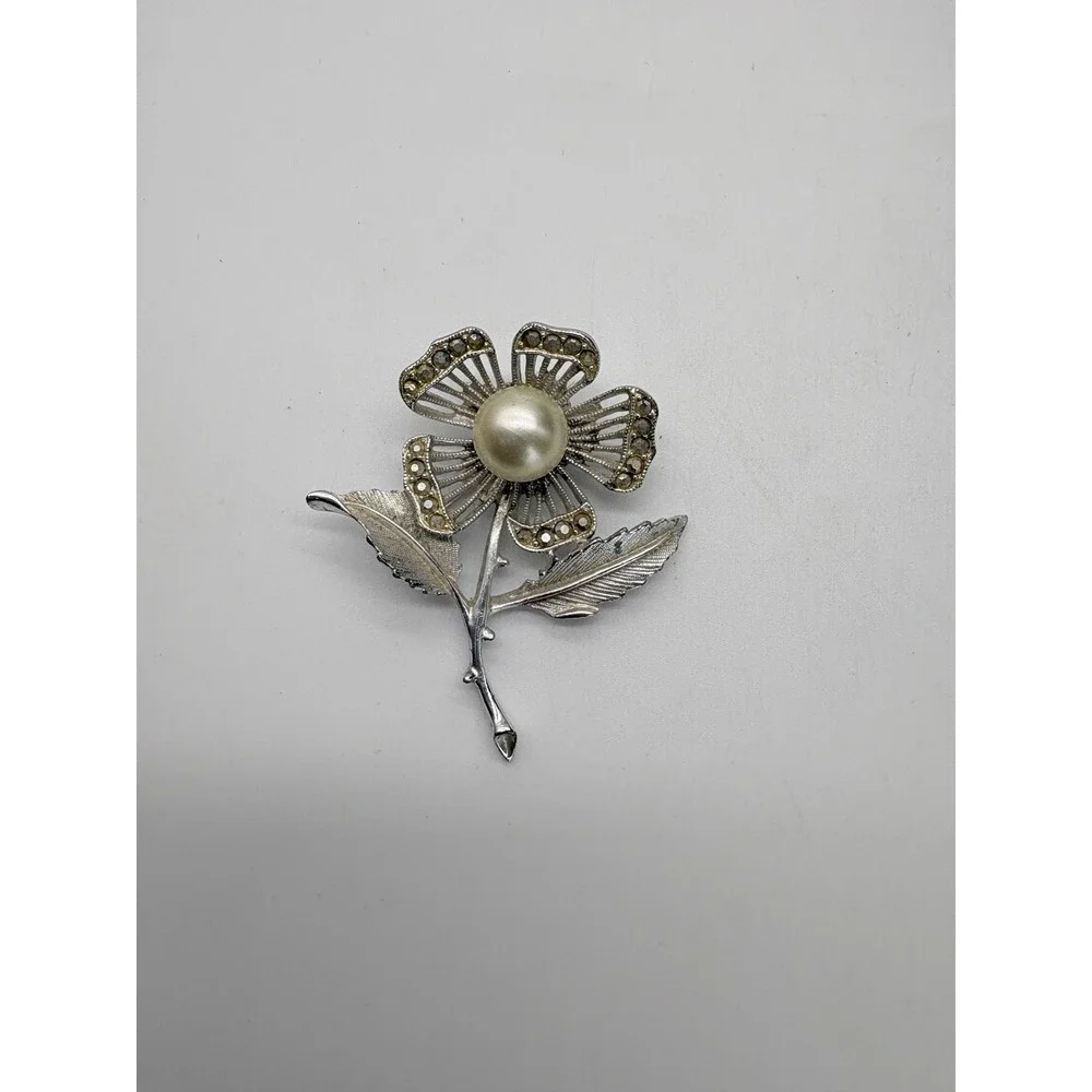 Sarah‎ Coventry Vintage Silver Tone Faux Pearl Rhinestone Flower Brooch J63